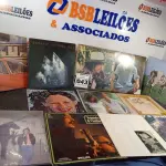 LOTE 043 - 01 LOTE COM DISCOS EM VINIL DIVERSOS (NO ESTADO, NÃO SABEMOS SE FUNCIONA. LEILÃO NÃO TEM GARANTIA E NEM DEVOLUÇÃO).