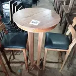 LOTE 057 - 01 MESA BISTRÔ EM MADEIRA COM 02 BANQUETAS E ACENTO ESTOFADO. (NO ESTADO, NÃO SABEMOS SE FUNCIONA. LEILÃO NÃO TEM GARANTIA E NEM DEVOLUÇÃO).