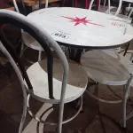 LOTE 073 - 01 CONJUNTO DE MESA COM 04 CADEIRAS STELA ARTOIS. (NO ESTADO, NÃO SABEMOS SE FUNCIONA. LEILÃO NÃO TEM GARANTIA E NEM DEVOLUÇÃO).