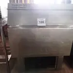 LOTE 100 - 01 MÁQUINA DE GELO EVEREST ECG  150KG/DIA COM AVARIAS EM AÇO INOX. (NO ESTADO, NÃO SABEMOS SE FUNCIONA. LEILÃO NÃO TEM GARANTIA E NEM DEVOLUÇÃO).