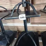 LOTE 049 - 03 MESAS DE MADEIRA E PÉS DE FERRO MEDIDAS VARIADAS. (NO ESTADO, NÃO SABEMOS SE FUNCIONA. LEILÃO NÃO TEM GARANTIA E NEM DEVOLUÇÃO).