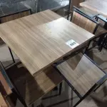 LOTE 065 - 01 CONJUNTO DE MESA COM TAMPO EM MADEIRA E PÉS DE FERRO COM 04 CADEIRAS MEDINDO 80CMX80CM. (NO ESTADO, NÃO SABEMOS SE FUNCIONA. LEILÃO NÃO TEM GARANTIA E NEM DEVOLUÇÃO).
