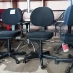 LOTE 083 - 04 CADEIRAS GIRATÓRIAS PARA ESCRITÓRIO. (NO ESTADO, NÃO SABEMOS SE FUNCIONA. LEILÃO NÃO TEM GARANTIA E NEM DEVOLUÇÃO).