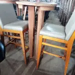 LOTE 093 - 01 MESA BISTRÔ EM MADEIRA COM 02 BANQUETAS E ACENTO ESTOFADO. (NO ESTADO, NÃO SABEMOS SE FUNCIONA. LEILÃO NÃO TEM GARANTIA E NEM DEVOLUÇÃO).