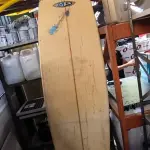 LOTE 063 - 01 PRANCHA DE SURF (NO ESTADO, NÃO SABEMOS SE FUNCIONA. LEILÃO NÃO TEM GARANTIA E NEM DEVOLUÇÃO).