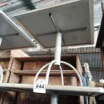 LOTE 044 - 03 MESAS COM TAMPO DE MADEIRAS E PÉS DE FERRO MEDINDO 90CMX90CM. (NO ESTADO, NÃO SABEMOS SE FUNCIONA. LEILÃO NÃO TEM GARANTIA E NEM DEVOLUÇÃO).