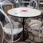 LOTE 062 - 01 CONJUNTO DE MESA COM 04 CADEIRAS STELA ARTOIS. (NO ESTADO, NÃO SABEMOS SE FUNCIONA. LEILÃO NÃO TEM GARANTIA E NEM DEVOLUÇÃO).