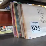 LOTE 031 - 01 LOTE COM DISCOS DE VINIL DIVERSOS (NO ESTADO, NÃO SABEMOS SE FUNCIONA. LEILÃO NÃO TEM GARANTIA E NEM DEVOLUÇÃO).