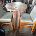 LOTE 093 - 01 MESA BISTRÔ EM MADEIRA COM 02 BANQUETAS E ACENTO ESTOFADO. (NO ESTADO, NÃO SABEMOS SE FUNCIONA. LEILÃO NÃO TEM GARANTIA E NEM DEVOLUÇÃO).