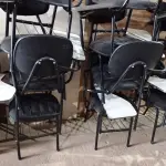 LOTE 091 - 12 CADEIRAS ESCOLAR.(NO ESTADO, NÃO SABEMOS SE FUNCIONA. LEILÃO NÃO TEM GARANTIA E NEM DEVOLUÇÃO).