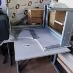 LOTE 100 - 03 MESA PARA ESCRITÓRIO SENDO 01 MESA DE CANTO (NO ESTADO, NÃO SABEMOS SE FUNCIONA. LEILÃO NÃO TEM GARANTIA E NEM DEVOLUÇÃO).