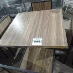 LOTE 064 - 01 CONJUNTO DE MESA COM TAMPO EM MADEIRA E PÉS DE FERRO COM 04 CADEIRAS MEDINDO 80CMX80CM. (NO ESTADO, NÃO SABEMOS SE FUNCIONA. LEILÃO NÃO TEM GARANTIA E NEM DEVOLUÇÃO).