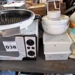 LOTE 038 - 01 LOTE COM FORNO ELÉTRICO, PANELAS E VASILHAS COM TAMPAS (NO ESTADO, NÃO SABEMOS SE FUNCIONA. LEILÃO NÃO TEM GARANTIA E NEM DEVOLUÇÃO).