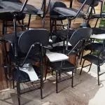 LOTE 092 - 12 CADEIRAS ESCOLAR. (NO ESTADO, NÃO SABEMOS SE FUNCIONA. LEILÃO NÃO TEM GARANTIA E NEM DEVOLUÇÃO).
