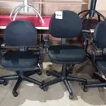 LOTE 081 - 04 CADEIRAS GIRATÓRIAS PARA ESCRITÓRIO. (NO ESTADO, NÃO SABEMOS SE FUNCIONA. LEILÃO NÃO TEM GARANTIA E NEM DEVOLUÇÃO).
