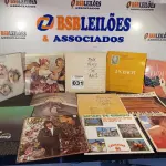 LOTE 031 - 01 LOTE COM DISCOS DE VINIL DIVERSOS (NO ESTADO, NÃO SABEMOS SE FUNCIONA. LEILÃO NÃO TEM GARANTIA E NEM DEVOLUÇÃO).