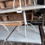 LOTE 044 - 03 MESAS COM TAMPO DE MADEIRAS E PÉS DE FERRO MEDINDO 90CMX90CM. (NO ESTADO, NÃO SABEMOS SE FUNCIONA. LEILÃO NÃO TEM GARANTIA E NEM DEVOLUÇÃO).
