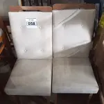 LOTE 058 - 02 CADEIRAS COM ACENTO E ENCOSTO ESTOFADOS. (NO ESTADO, NÃO SABEMOS SE FUNCIONA. LEILÃO NÃO TEM GARANTIA E NEM DEVOLUÇÃO).