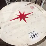 LOTE 073 - 01 CONJUNTO DE MESA COM 04 CADEIRAS STELA ARTOIS. (NO ESTADO, NÃO SABEMOS SE FUNCIONA. LEILÃO NÃO TEM GARANTIA E NEM DEVOLUÇÃO).