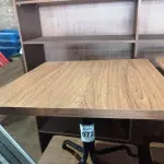 LOTE 072 - 02 MESAS COM TAMPO DE MADEIRA E PÉS DE FERRO MEDINDO 70CMX70CM. (NO ESTADO, NÃO SABEMOS SE FUNCIONA. LEILÃO NÃO TEM GARANTIA E NEM DEVOLUÇÃO).