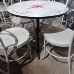 LOTE 074 - 01 CONJUNTO DE MESA COM 04 CADEIRAS STELA ARTOIS. (NO ESTADO, NÃO SABEMOS SE FUNCIONA. LEILÃO NÃO TEM GARANTIA E NEM DEVOLUÇÃO).