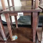 LOTE 041 - 04 MESAS DE MADEIRA MEDINDO 80CMX80CM. (NO ESTADO, NÃO SABEMOS SE FUNCIONA. LEILÃO NÃO TEM GARANTIA E NEM DEVOLUÇÃO).