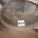 LOTE 071 - 01 MESA DE CENTRO COM VIDRO (NO ESTADO, NÃO SABEMOS SE FUNCIONA. LEILÃO NÃO TEM GARANTIA E NEM DEVOLUÇÃO).