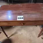 LOTE 088 - 01 APARADOR EM MADEIRA COM GAVETA (NO ESTADO, NÃO SABEMOS SE FUNCIONA. LEILÃO NÃO TEM GARANTIA E NEM DEVOLUÇÃO).