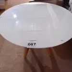 LOTE 087 - 01 MESA REDONDA EM MADEIRA E VIDRO. (NO ESTADO, NÃO SABEMOS SE FUNCIONA. LEILÃO NÃO TEM GARANTIA E NEM DEVOLUÇÃO).