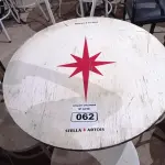 LOTE 062 - 01 CONJUNTO DE MESA COM 04 CADEIRAS STELA ARTOIS. (NO ESTADO, NÃO SABEMOS SE FUNCIONA. LEILÃO NÃO TEM GARANTIA E NEM DEVOLUÇÃO).