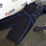 LOTE 061 - 01 ROUPA PARA MERGULHO TAMANHO G 01 SAPATO TAMANHO 39 LEOMAR (NO ESTADO, NÃO SABEMOS SE FUNCIONA. LEILÃO NÃO TEM GARANTIA E NEM DEVOLUÇÃO).
