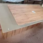 LOTE 086 - 01 BASE DE MESA EM MADEIRA ,01 TAMPO DE MESA EM MADEIRA E VIDRO E 01 TAMPO DE MESA EM MADEIRA (NO ESTADO, NÃO SABEMOS SE FUNCIONA. LEILÃO NÃO TEM GARANTIA E NEM DEVOLUÇÃO).
