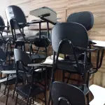 LOTE 092 - 12 CADEIRAS ESCOLAR. (NO ESTADO, NÃO SABEMOS SE FUNCIONA. LEILÃO NÃO TEM GARANTIA E NEM DEVOLUÇÃO).