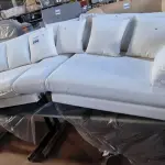 LOTE 096 - 02 SOFÁS DE CANTO NA COR BRANCO (NO ESTADO, NÃO SABEMOS SE FUNCIONA. LEILÃO NÃO TEM GARANTIA E NEM DEVOLUÇÃO).