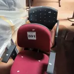 LOTE 091 - 02 CADEIRAS GIRATÓRIAS NA COR MARROM E VINHO (NO ESTADO, NÃO SABEMOS SE FUNCIONA. LEILÃO NÃO TEM GARANTIA E NEM DEVOLUÇÃO).