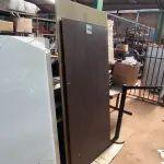 LOTE 110 - 01 TAMPO DE MESA EM MADEIRA COM VIDRO COM AVARIAS E 01 TAMPO EM MADEIRA (NO ESTADO, NÃO SABEMOS SE FUNCIONA. LEILÃO NÃO TEM GARANTIA E NEM DEVOLUÇÃO).