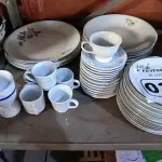 LOTE 034 - 01 LOTE COM PRATOS EM PORCELANA MEDAILLON RENNER E XICARAS EM PORCELANA SCHMIDT (NO ESTADO, NÃO SABEMOS SE FUNCIONA. LEILÃO NÃO TEM GARANTIA E NEM DEVOLUÇÃO).