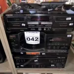 LOTE 042 - 01 ESTÉREO CASSETE CT W606DR PIONNER ,01 DISC PLAYER PD F907 PIONNER ,01 RECEIVER VSX D457 PIONNER (NO ESTADO, NÃO SABEMOS SE FUNCIONA. LEILÃO NÃO TEM GARANTIA E NEM DEVOLUÇÃO).
