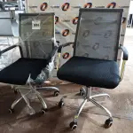 LOTE 086 - 02 CADEIRAS GIRATÓRIAS PARA ESCRITÓRIO AIRGRID. (NO ESTADO, NÃO SABEMOS SE FUNCIONA. LEILÃO NÃO TEM GARANTIA E NEM DEVOLUÇÃO).