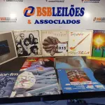 LOTE 033 - 01 LOTE COM DISCOS EM VINIL DIVERSOS (NO ESTADO, NÃO SABEMOS SE FUNCIONA. LEILÃO NÃO TEM GARANTIA E NEM DEVOLUÇÃO).