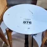 LOTE 076 - 01 MESA DE CENTRO EM MADEIRA (NO ESTADO, NÃO SABEMOS SE FUNCIONA. LEILÃO NÃO TEM GARANTIA E NEM DEVOLUÇÃO).
