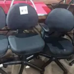 LOTE 076 - 04 CADEIRAS GIRATÓRIAS PARA ESCRITÓRIO. (NO ESTADO, NÃO SABEMOS SE FUNCIONA. LEILÃO NÃO TEM GARANTIA E NEM DEVOLUÇÃO).