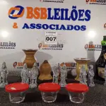 LOTE 007 - 01 LOTE COM GARRAFA DE VINHO ,ESTATUETAS PARA DECORAÇÃO E COPOS PARA CHIMARRÃO (NO ESTADO, NÃO SABEMOS SE FUNCIONA. LEILÃO NÃO TEM GARANTIA E NEM DEVOLUÇÃO).