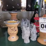 LOTE 007 - 01 LOTE COM GARRAFA DE VINHO ,ESTATUETAS PARA DECORAÇÃO E COPOS PARA CHIMARRÃO (NO ESTADO, NÃO SABEMOS SE FUNCIONA. LEILÃO NÃO TEM GARANTIA E NEM DEVOLUÇÃO).