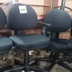 LOTE 076 - 04 CADEIRAS GIRATÓRIAS PARA ESCRITÓRIO. (NO ESTADO, NÃO SABEMOS SE FUNCIONA. LEILÃO NÃO TEM GARANTIA E NEM DEVOLUÇÃO).