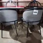 LOTE 090 - 02 CADEIRAS POLTRONA NA COR CINZA. (NO ESTADO, NÃO SABEMOS SE FUNCIONA. LEILÃO NÃO TEM GARANTIA E NEM DEVOLUÇÃO).