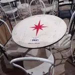 LOTE 062 - 01 CONJUNTO DE MESA COM 04 CADEIRAS STELA ARTOIS. (NO ESTADO, NÃO SABEMOS SE FUNCIONA. LEILÃO NÃO TEM GARANTIA E NEM DEVOLUÇÃO).