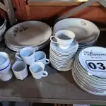 LOTE 034 - 01 LOTE COM PRATOS EM PORCELANA MEDAILLON RENNER E XICARAS EM PORCELANA SCHMIDT (NO ESTADO, NÃO SABEMOS SE FUNCIONA. LEILÃO NÃO TEM GARANTIA E NEM DEVOLUÇÃO).