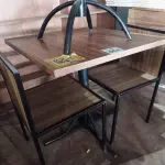LOTE 051 - 02 MESAS TAMPO DE MADEIRA E PÉS DE FERRO COM 02 CADEIRAS. (NO ESTADO, NÃO SABEMOS SE FUNCIONA. LEILÃO NÃO TEM GARANTIA E NEM DEVOLUÇÃO).