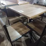 LOTE 065 - 01 CONJUNTO DE MESA COM TAMPO EM MADEIRA E PÉS DE FERRO COM 04 CADEIRAS MEDINDO 80CMX80CM. (NO ESTADO, NÃO SABEMOS SE FUNCIONA. LEILÃO NÃO TEM GARANTIA E NEM DEVOLUÇÃO).